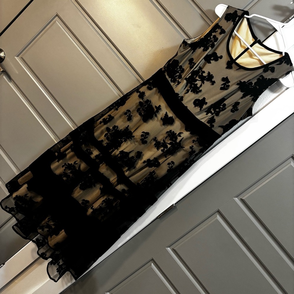 Elegant Black Floral Dress - Picture 7 of 8